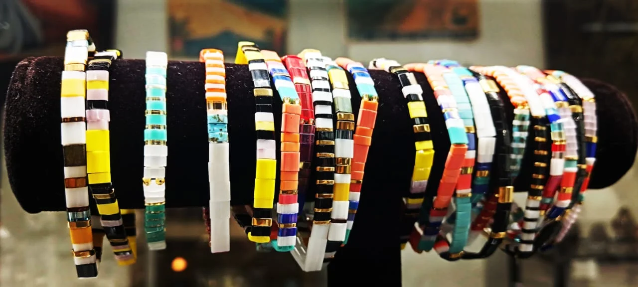 Bracelets Tila à perles colorées sur présentoir en velours noir