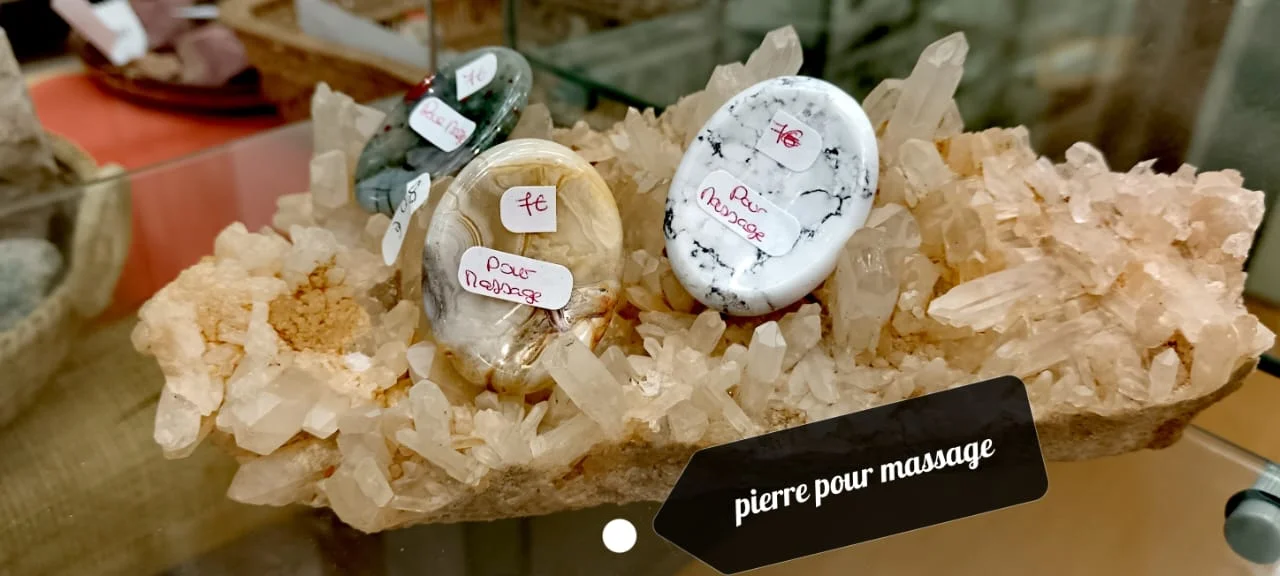 Bracelets fins à perles sur présentoir doré