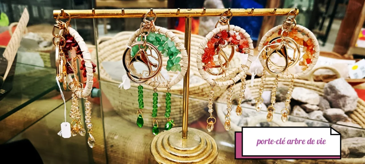 Colliers boussole runique à pendentifs en pierre sur buste velours noir