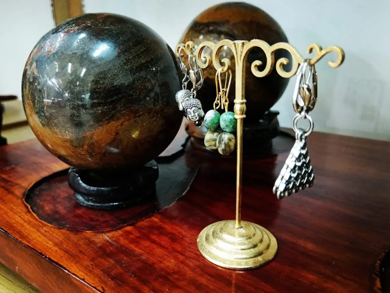 Boucles d'oreilles avec charm Bouddha et perles vertes sur support doré