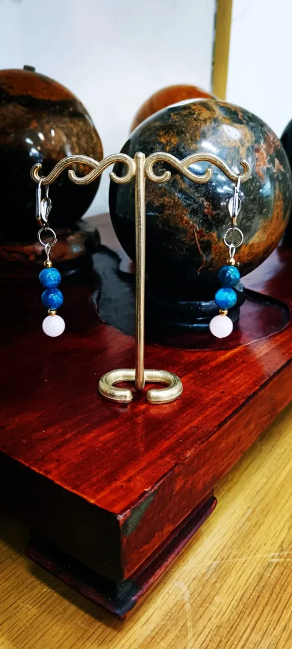 Boucles d'oreilles perles bleues et quartz rose sur support doré