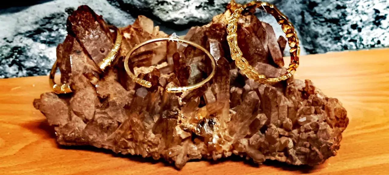 Bracelets dorés à amas de quartz fumé