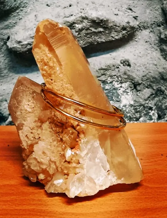 Joncs fins dorés avec cristal de miel, en format vertical