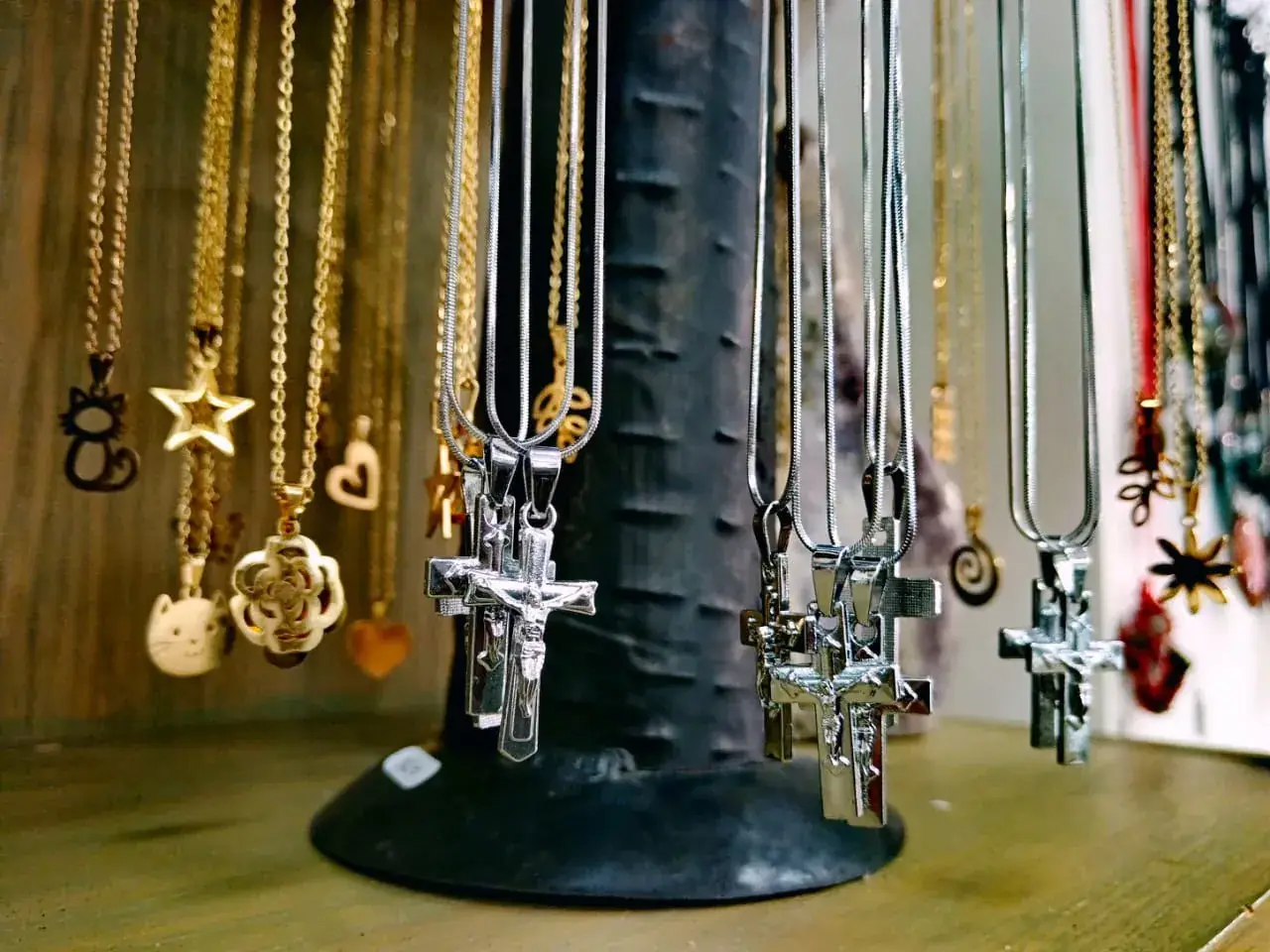 Colliers à chaînes dorées et argentées avec pendentifs croix, chat, étoile et cœur
