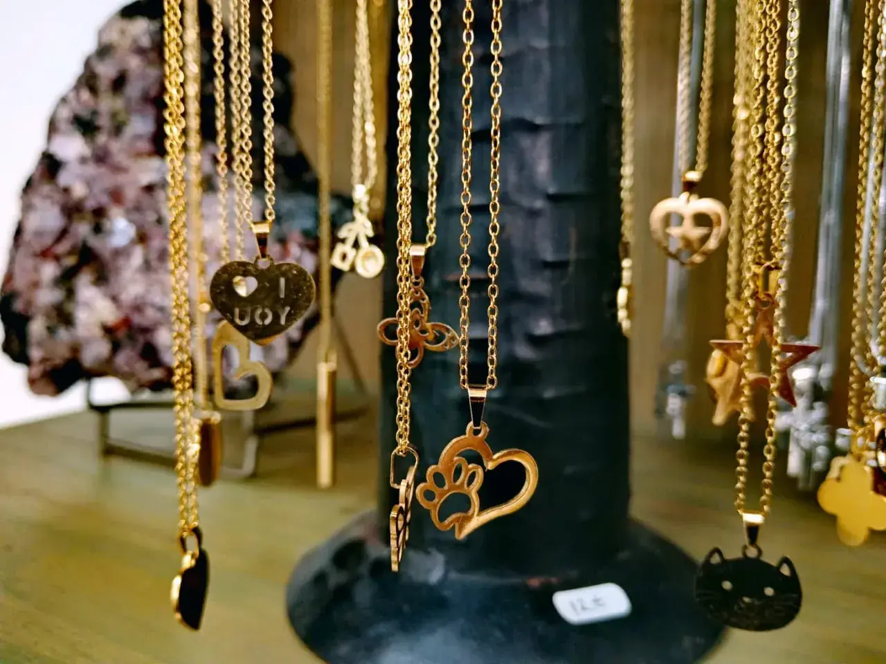 Colliers dorés avec pendentifs cœur, patte et tête de chat