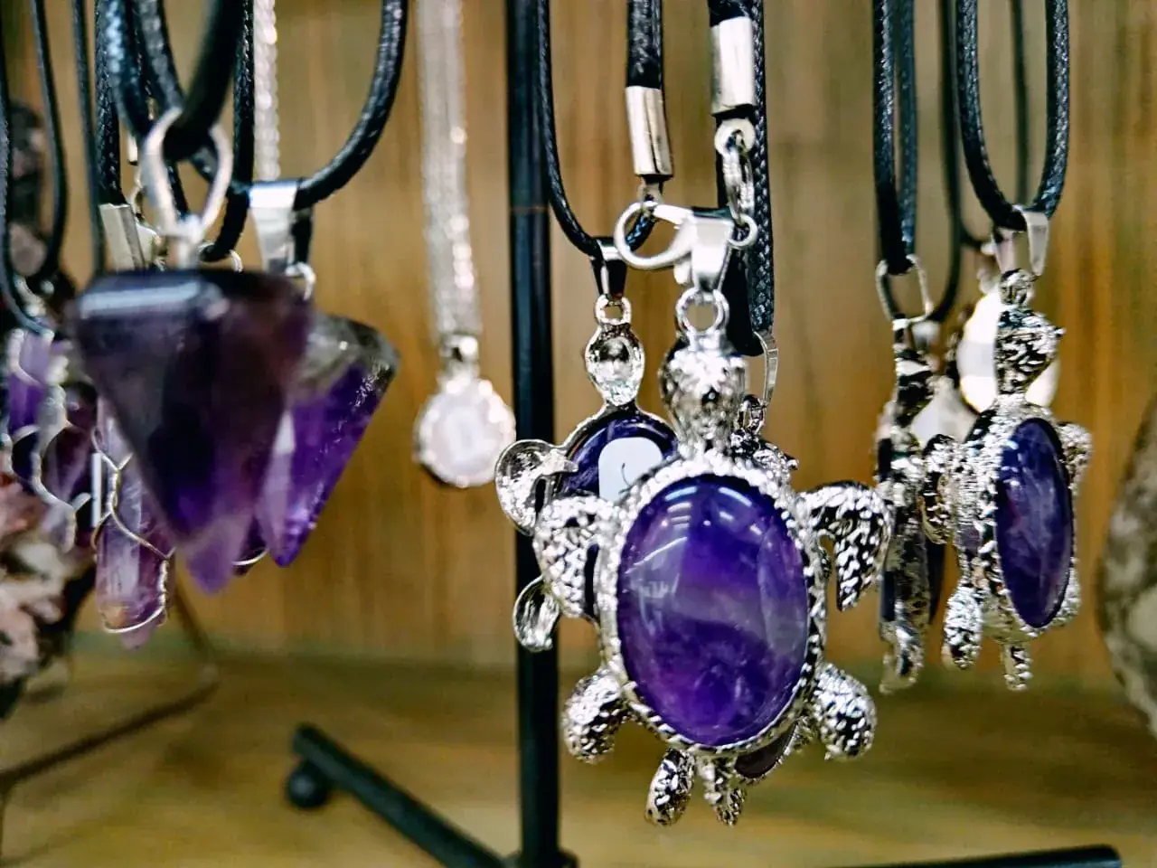 Pendentifs en améthyste, tortue argentée et pointe, sur cordon noir