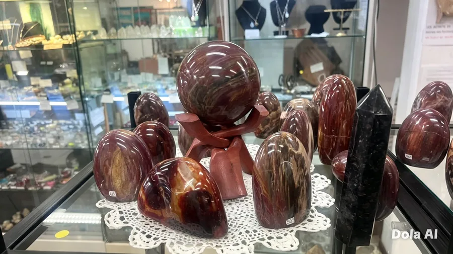 Pierres polies en vitrine