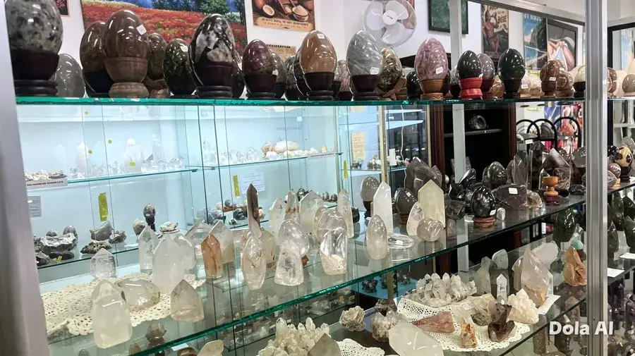 Vitrine de cristaux et pierres