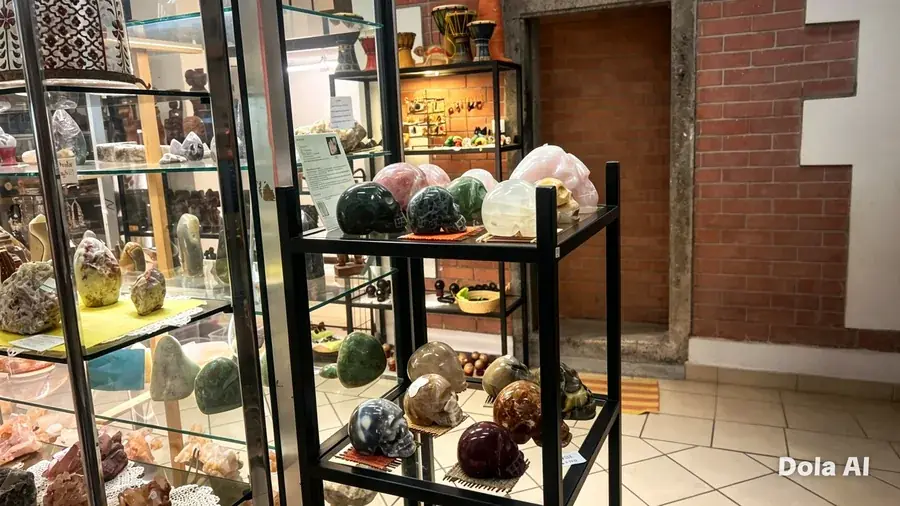 Vitrines de crânes sculptés et sphères